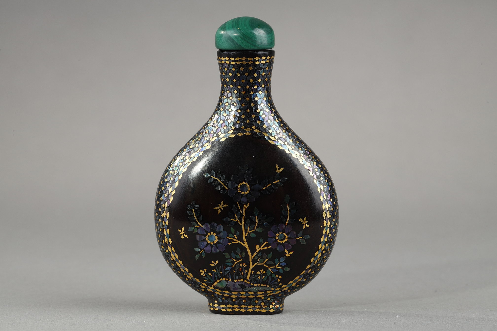 Japanese pear-shaped laque burgautée (inlaid with mother of pearl ,gold and silver foils indecent seashells)
Ryukyu islands 19th century